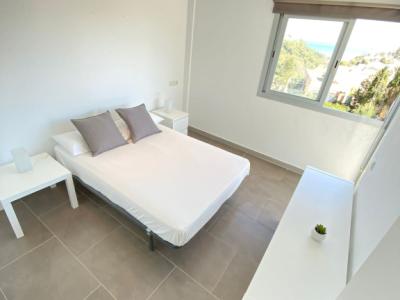 Moderne Doppelhaushälfte mit privatem Pool und Meerblick in Cala Mandia