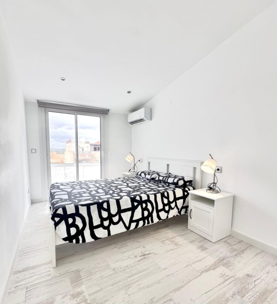 Modern bright attic apartment in S´Illot