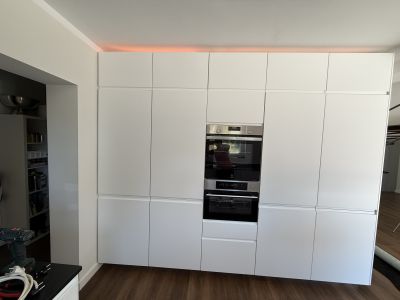 Moderne Küche in weiß matt