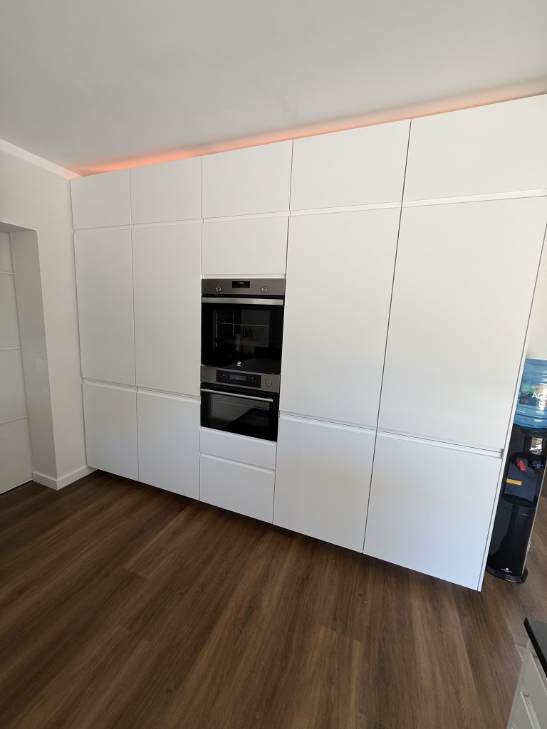 Moderne Küche in weiß matt