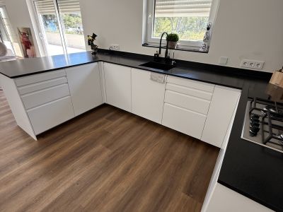 Moderne Küche in weiß matt