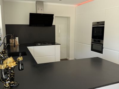 Moderne Küche in weiß matt