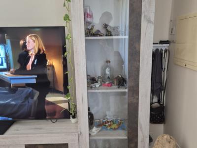 Mueble de pared moderno casi nuevo