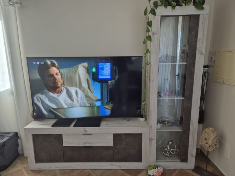 Mueble de pared moderno casi nuevo