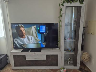 Mueble de pared moderno casi nuevo