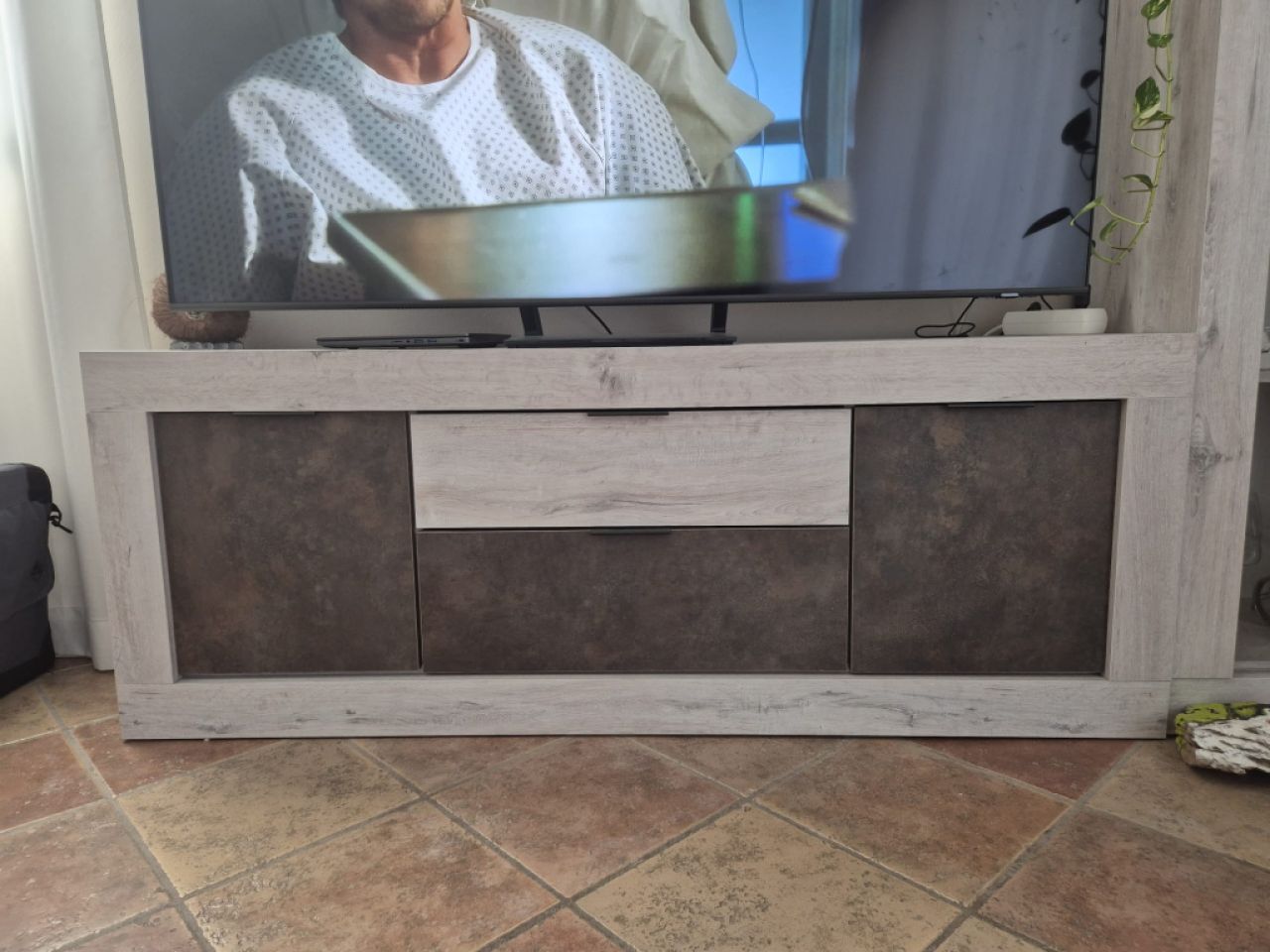 Mueble de pared moderno casi nuevo