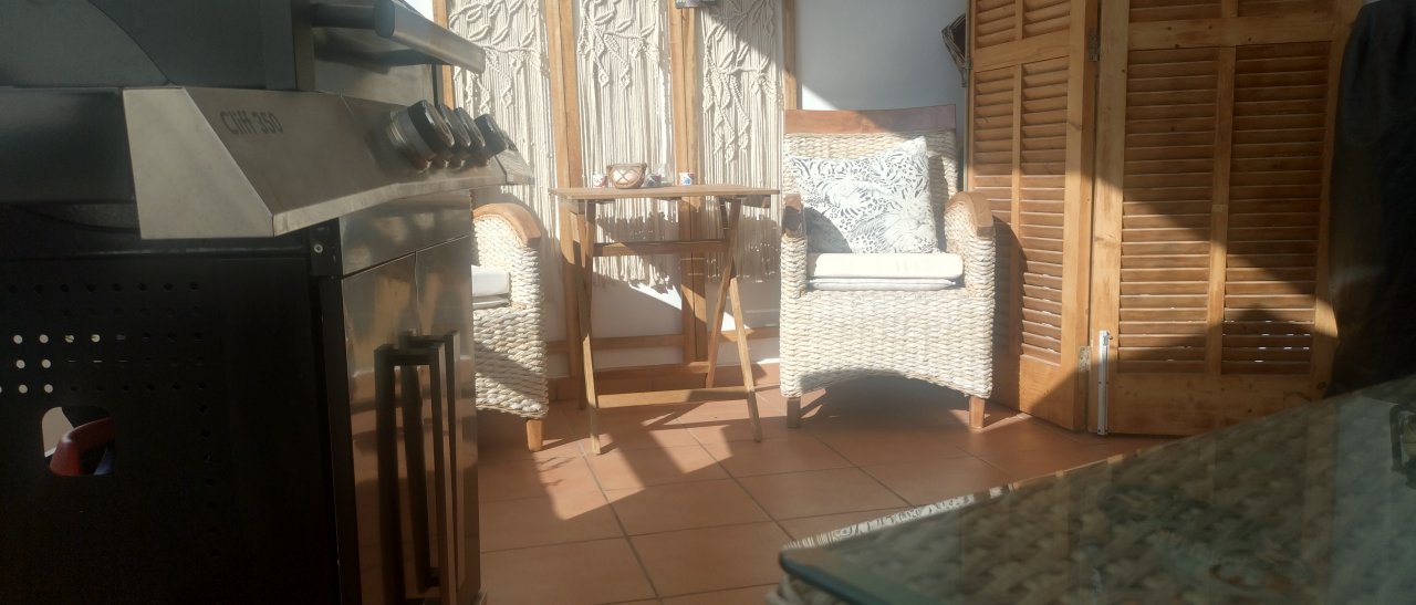 Moderne, smarte 3-Zi. Wohnung in gepflegter Anlage. Riesiger Pool, Tennis, Padel, BBC, Parkplatz
