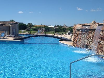 Moderne, smarte 3-Zi. Wohnung in gepflegter Anlage. Riesiger Pool, Tennis, Padel, BBC, Parkplatz