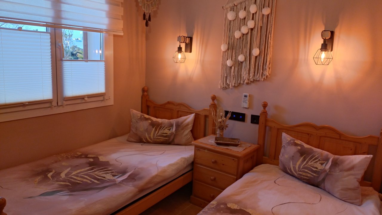 Moderne, smarte 3-Zi. Wohnung in gepflegter Anlage. Riesiger Pool, Tennis, Padel, BBC, Parkplatz