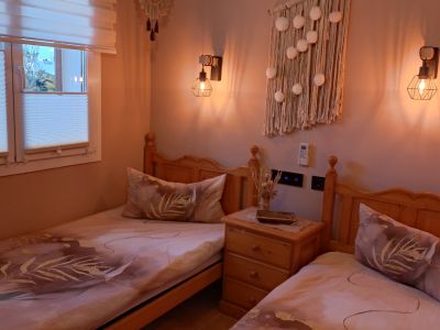 Moderne, smarte 3-Zi. Wohnung in gepflegter Anlage. Riesiger Pool, Tennis, Padel, BBC, Parkplatz