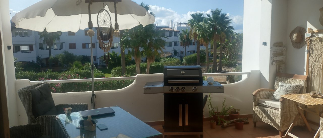 Moderne, smarte 3-Zi. Wohnung in gepflegter Anlage. Riesiger Pool, Tennis, Padel, BBC, Parkplatz