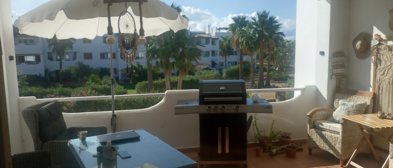 Moderne, smarte 3-Zi. Wohnung in gepflegter Anlage. Riesiger Pool, Tennis, Padel, BBC, Parkplatz