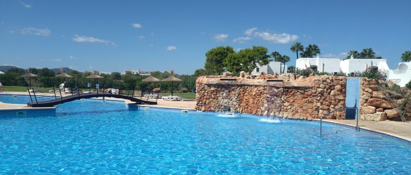 Moderne, smarte 3-Zi. Wohnung in gepflegter Anlage. Riesiger Pool, Tennis, Padel, BBC, Parkplatz