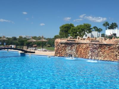 Moderne, smarte 3-Zi. Wohnung in gepflegter Anlage. Riesiger Pool, Tennis, Padel, BBC, Parkplatz