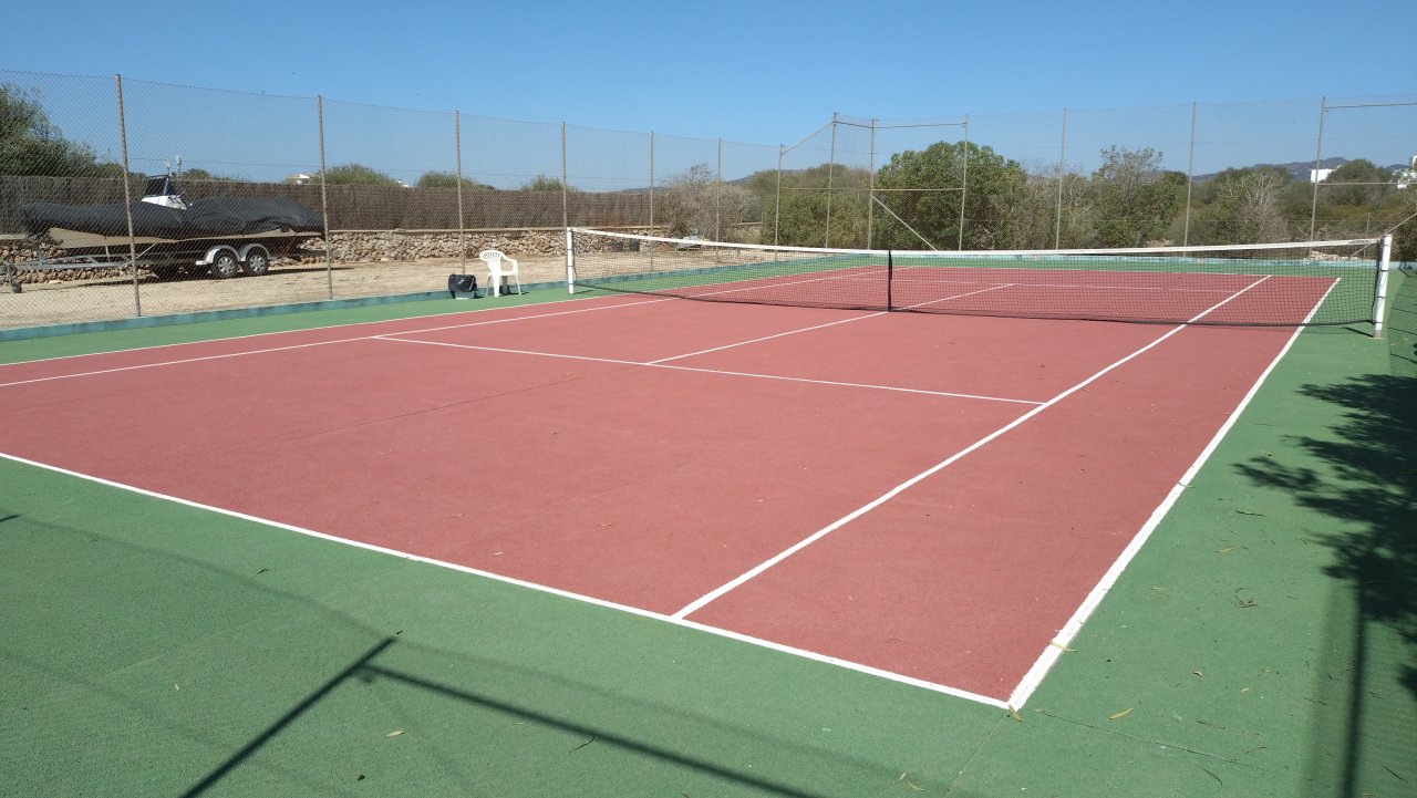 Moderne, smarte 3-Zi. Wohnung in gepflegter Anlage. Riesiger Pool, Tennis, Padel, BBC, Parkplatz