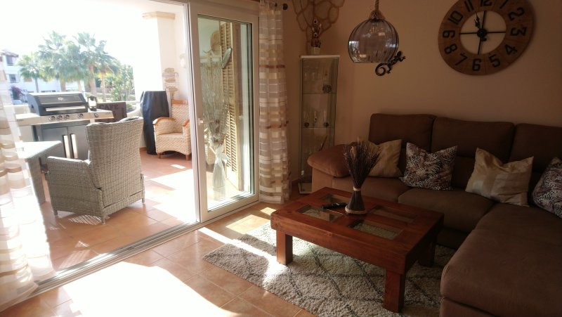 Moderne, smarte 3-Zi. Wohnung in gepflegter Anlage. Riesiger Pool, Tennis, Padel, BBC, Parkplatz