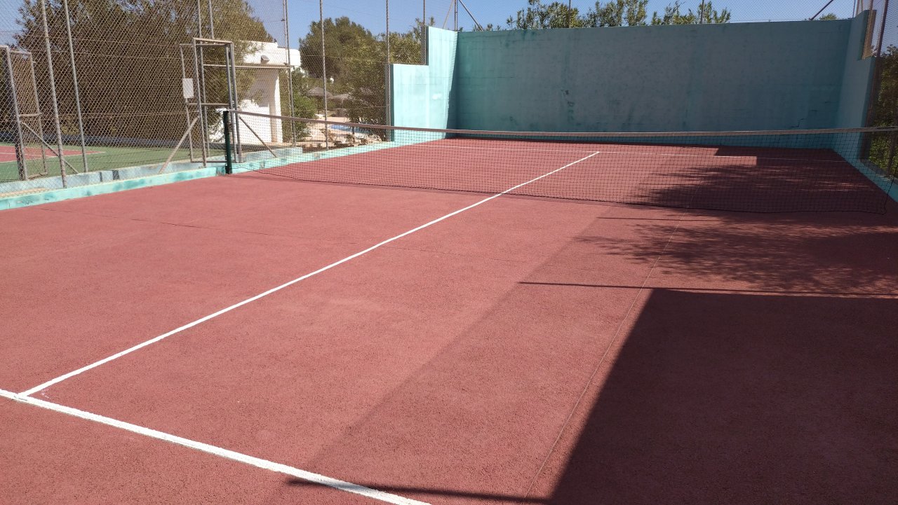 Moderne, smarte 3-Zi. Wohnung in gepflegter Anlage. Riesiger Pool, Tennis, Padel, BBC, Parkplatz