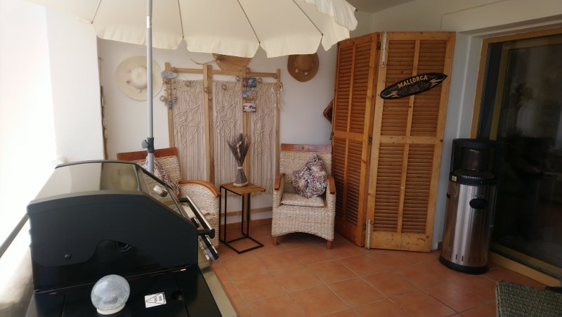 Moderne, smarte 3-Zi. Wohnung in gepflegter Anlage. Riesiger Pool, Tennis, Padel, BBC, Parkplatz