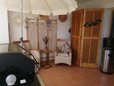 Moderne, smarte 3-Zi. Wohnung in gepflegter Anlage. Riesiger Pool, Tennis, Padel, BBC, Parkplatz