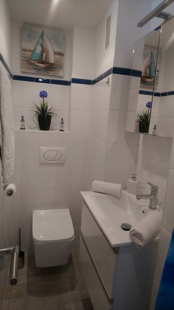 Moderne, smarte 3-Zi. Wohnung in gepflegter Anlage. Riesiger Pool, Tennis, Padel, BBC, Parkplatz