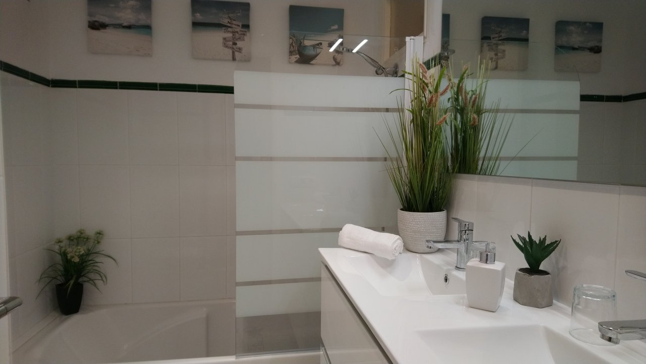 Moderne, smarte 3-Zi. Wohnung in gepflegter Anlage. Riesiger Pool, Tennis, Padel, BBC, Parkplatz