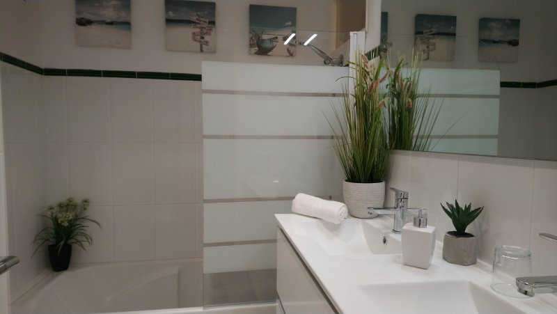 Moderne, smarte 3-Zi. Wohnung in gepflegter Anlage. Riesiger Pool, Tennis, Padel, BBC, Parkplatz