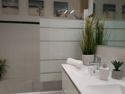 Moderne, smarte 3-Zi. Wohnung in gepflegter Anlage. Riesiger Pool, Tennis, Padel, BBC, Parkplatz