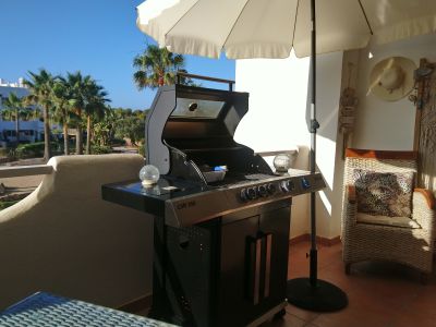 Moderne, smarte 3-Zi. Wohnung in gepflegter Anlage. Riesiger Pool, Tennis, Padel, BBC, Parkplatz