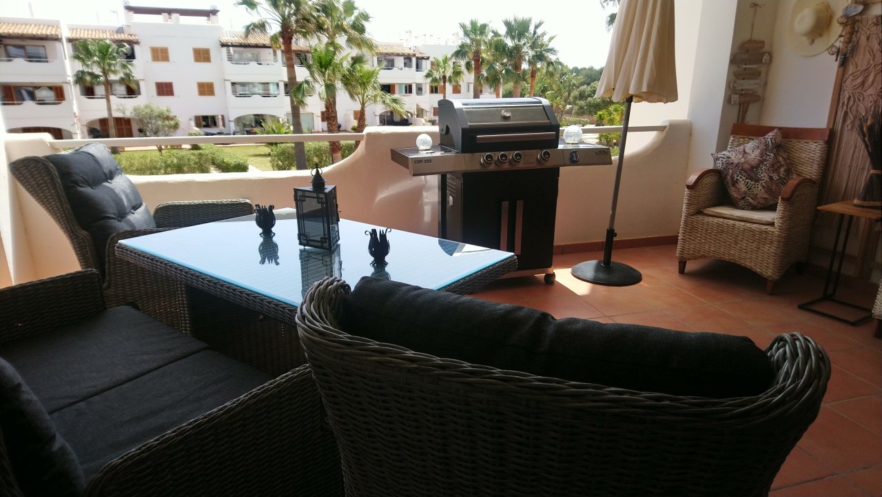 Moderne, smarte 3-Zi. Wohnung in gepflegter Anlage. Riesiger Pool, Tennis, Padel, BBC, Parkplatz