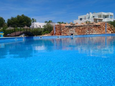 Moderne, smarte 3-Zi. Wohnung in gepflegter Anlage. Riesiger Pool, Tennis, Padel, BBC, Parkplatz