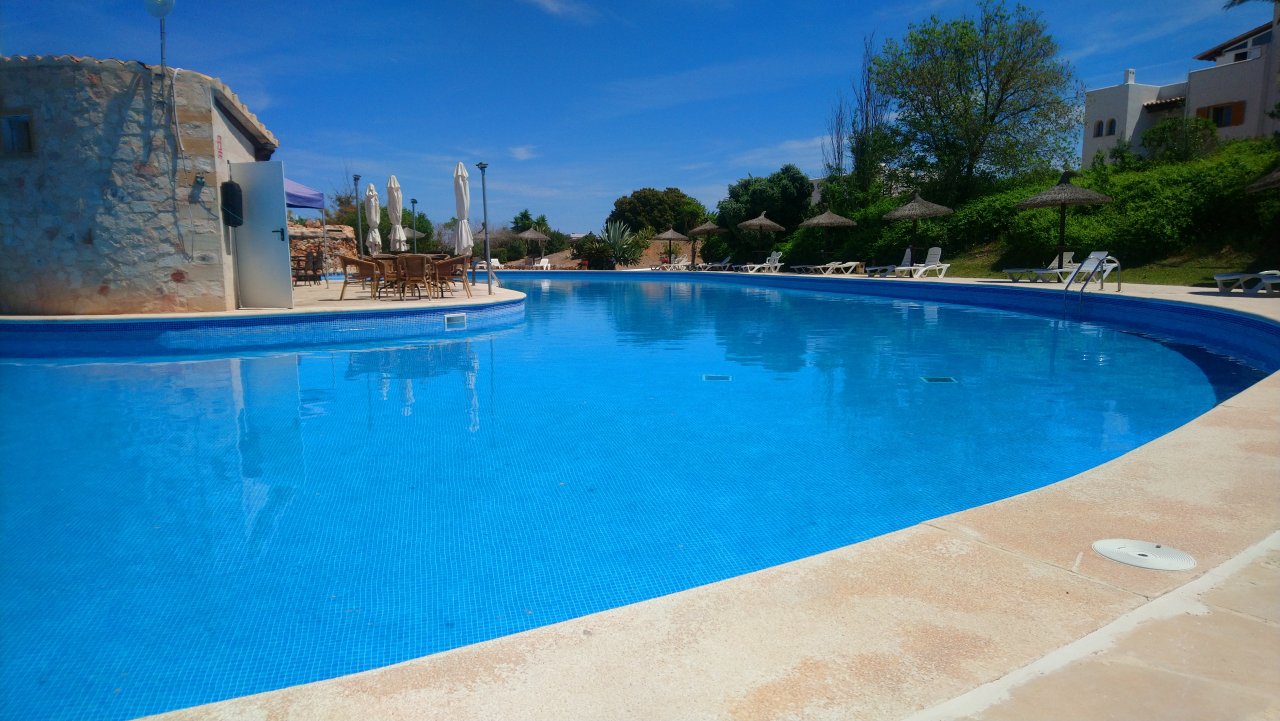 Moderne, smarte 3-Zi. Wohnung in gepflegter Anlage. Riesiger Pool, Tennis, Padel, BBC, Parkplatz