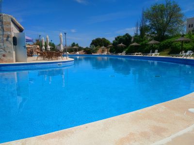 Moderne, smarte 3-Zi. Wohnung in gepflegter Anlage. Riesiger Pool, Tennis, Padel, BBC, Parkplatz
