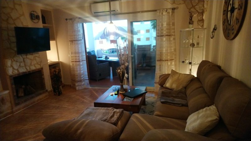 Moderne, smarte 3-Zi. Wohnung in gepflegter Anlage. Riesiger Pool, Tennis, Padel, BBC, Parkplatz
