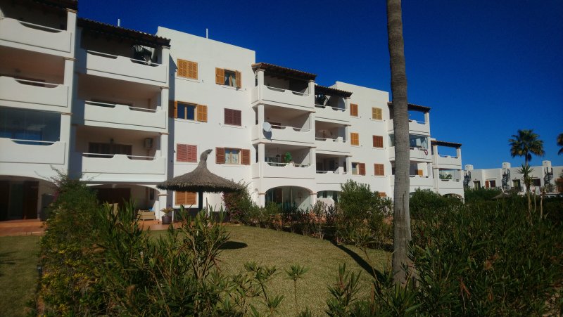 Moderne, smarte 3-Zi. Wohnung in gepflegter Anlage. Riesiger Pool, Tennis, Padel, BBC, Parkplatz