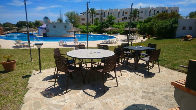 Moderne, smarte 3-Zi. Wohnung in gepflegter Anlage. Riesiger Pool, Tennis, Padel, BBC, Parkplatz