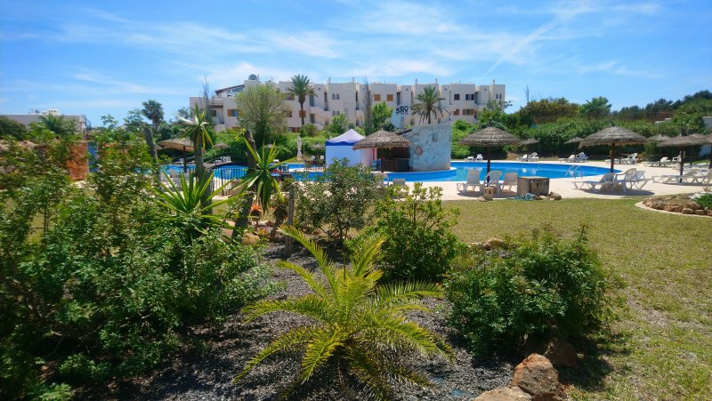Moderne, smarte 3-Zi. Wohnung in gepflegter Anlage. Riesiger Pool, Tennis, Padel, BBC, Parkplatz