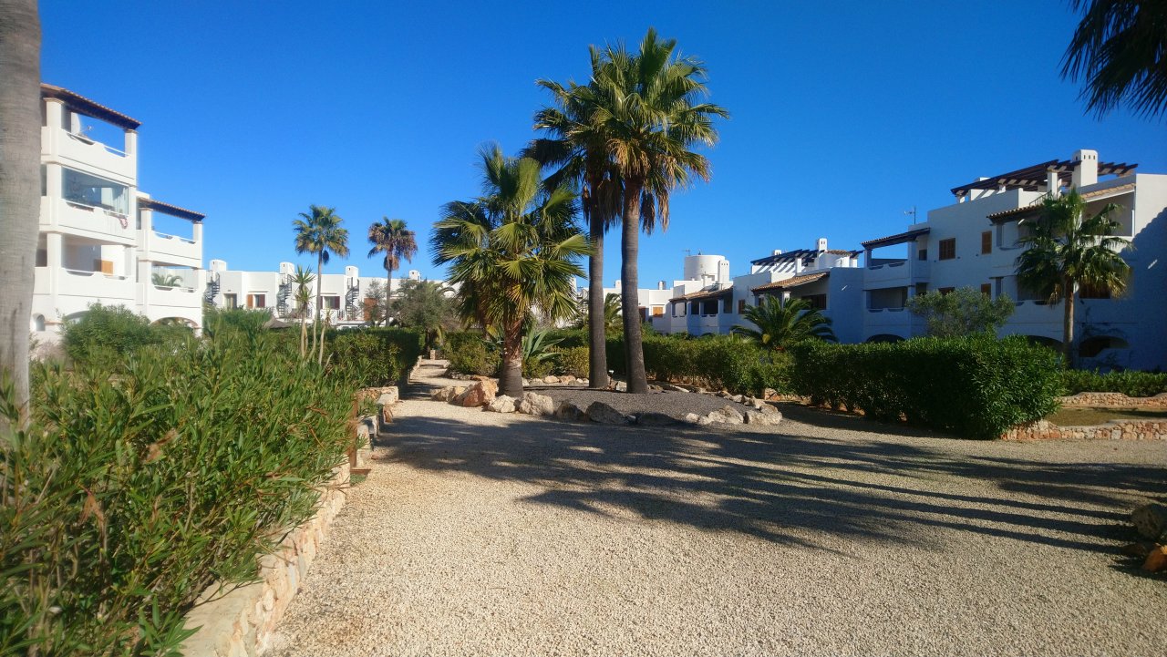 Moderne, smarte 3-Zi. Wohnung in gepflegter Anlage. Riesiger Pool, Tennis, Padel, BBC, Parkplatz