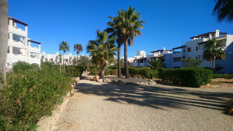 Moderne, smarte 3-Zi. Wohnung in gepflegter Anlage. Riesiger Pool, Tennis, Padel, BBC, Parkplatz