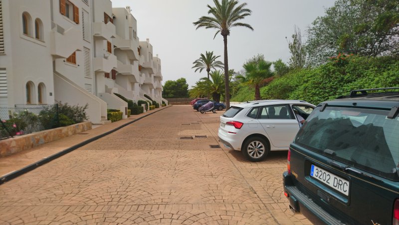 Moderne, smarte 3-Zi. Wohnung in gepflegter Anlage. Riesiger Pool, Tennis, Padel, BBC, Parkplatz