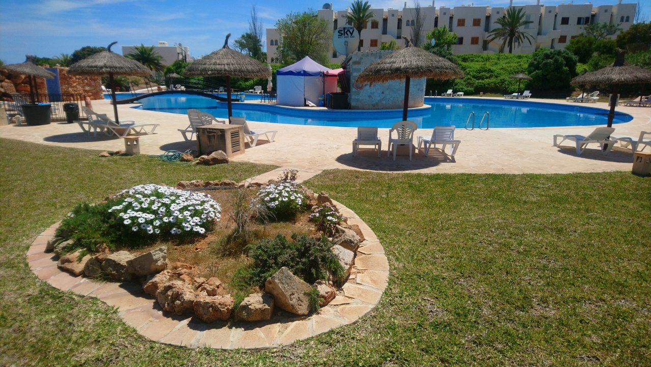 Moderne, smarte 3-Zi. Wohnung in gepflegter Anlage. Riesiger Pool, Tennis, Padel, BBC, Parkplatz