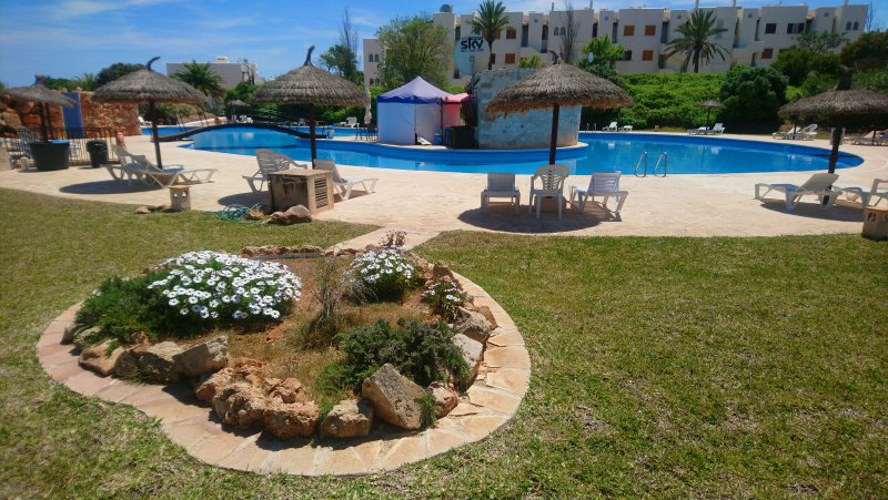 Moderne, smarte 3-Zi. Wohnung in gepflegter Anlage. Riesiger Pool, Tennis, Padel, BBC, Parkplatz