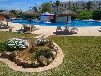 Moderne, smarte 3-Zi. Wohnung in gepflegter Anlage. Riesiger Pool, Tennis, Padel, BBC, Parkplatz