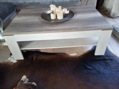 Moderner fast neuer Couchtisch zu verkaufen...