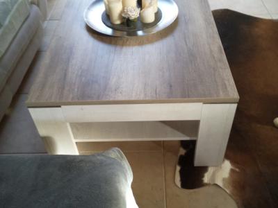 Moderner fast neuer Couchtisch zu verkaufen...