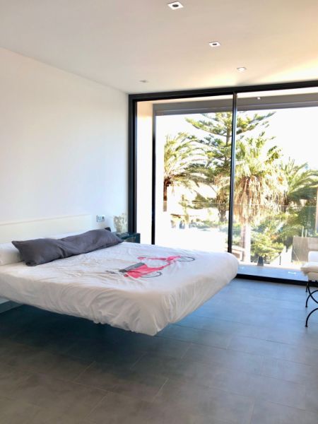 Modernes 3-stöckiges Haus mit Swimmingpool in der Stadt Cas Concos, Mallorca, Juni und Juli 2025