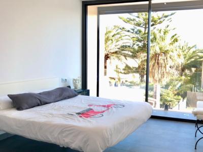 Modernes 3-stöckiges Haus mit Swimmingpool in der Stadt Cas Concos, Mallorca, Juni und Juli 2025