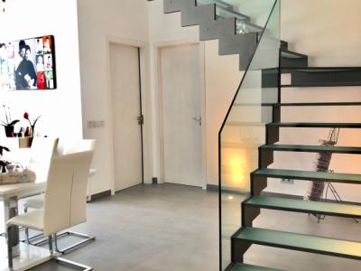 Modernes 3-stöckiges Haus mit Swimmingpool in der Stadt Cas Concos, Mallorca, Juni und Juli 2025