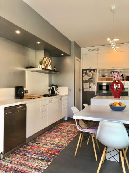 Modernes 3-stöckiges Haus mit Swimmingpool in der Stadt Cas Concos, Mallorca, Juni und Juli 2025