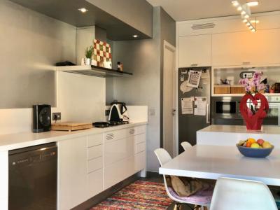 Modernes 3-stöckiges Haus mit Swimmingpool in der Stadt Cas Concos, Mallorca, Juni und Juli 2025