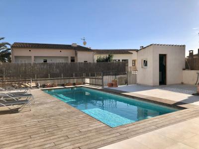Modernes 3-stöckiges Haus mit Swimmingpool in der Stadt Cas Concos, Mallorca, Juni und Juli 2025